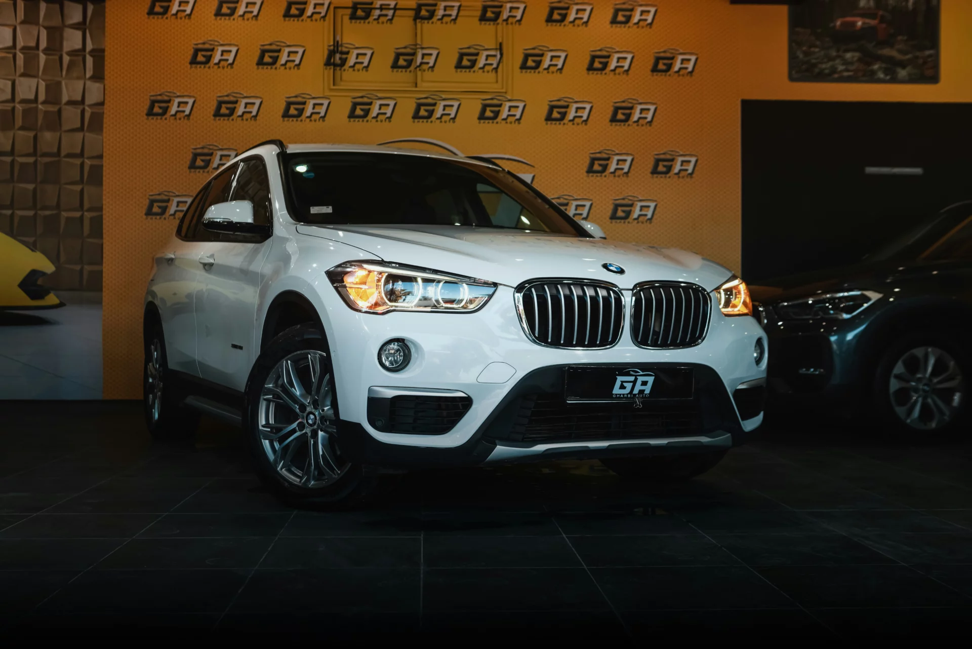 BMW X1 bmw X1 blanc exposé dans un garage