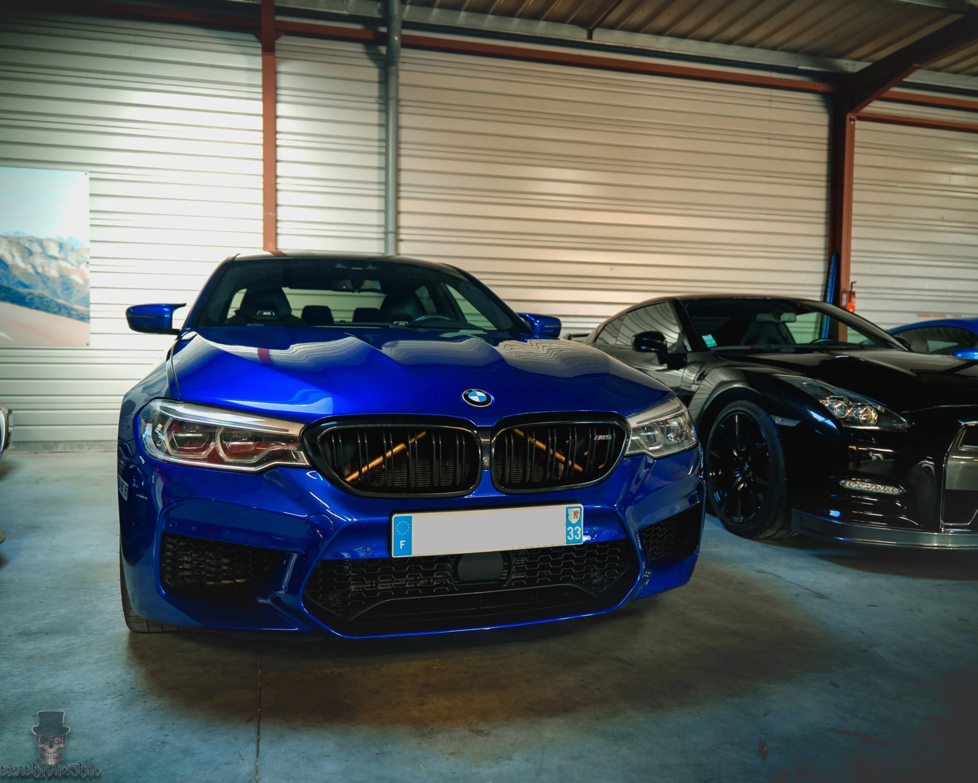bmw bleu dans un garage