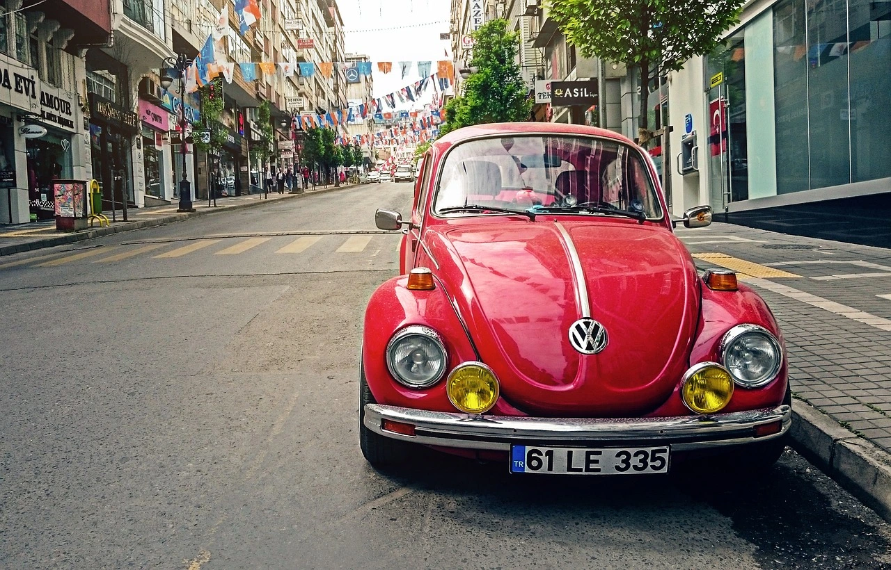 Automobile Volkswagen Coccinelle Auto Ville Classique Voiture Classique Vieille Voiture Chaussée Voiture Rouge Voiture Garée Route Trottoir Rue Véhicule Fonds D'écran De Voiture Rue De La Ville Ancien Volkswagen Vw Beetle