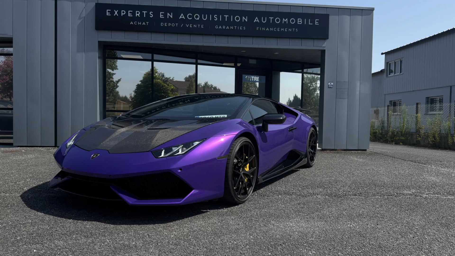 voiture lamborghini violette devant le batiment de votre projet auto