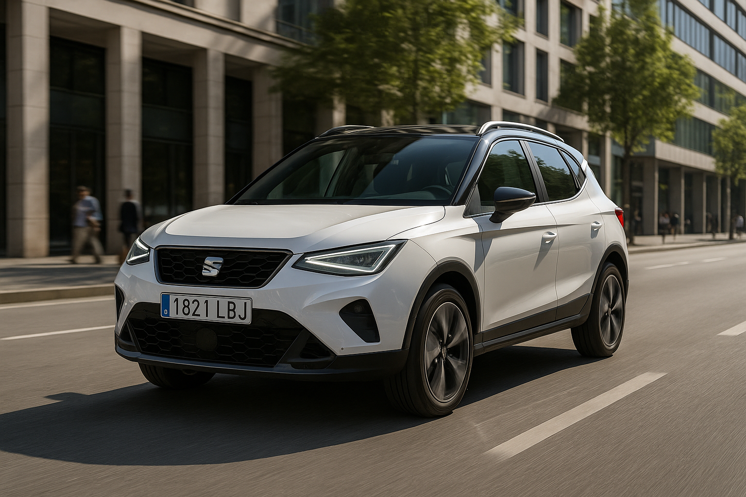 Seat Arona 2025 blanche nacrée, SUV urbain compact au design moderne avec toit noir, roulant dans une rue citadine contemporaine et ensoleillée