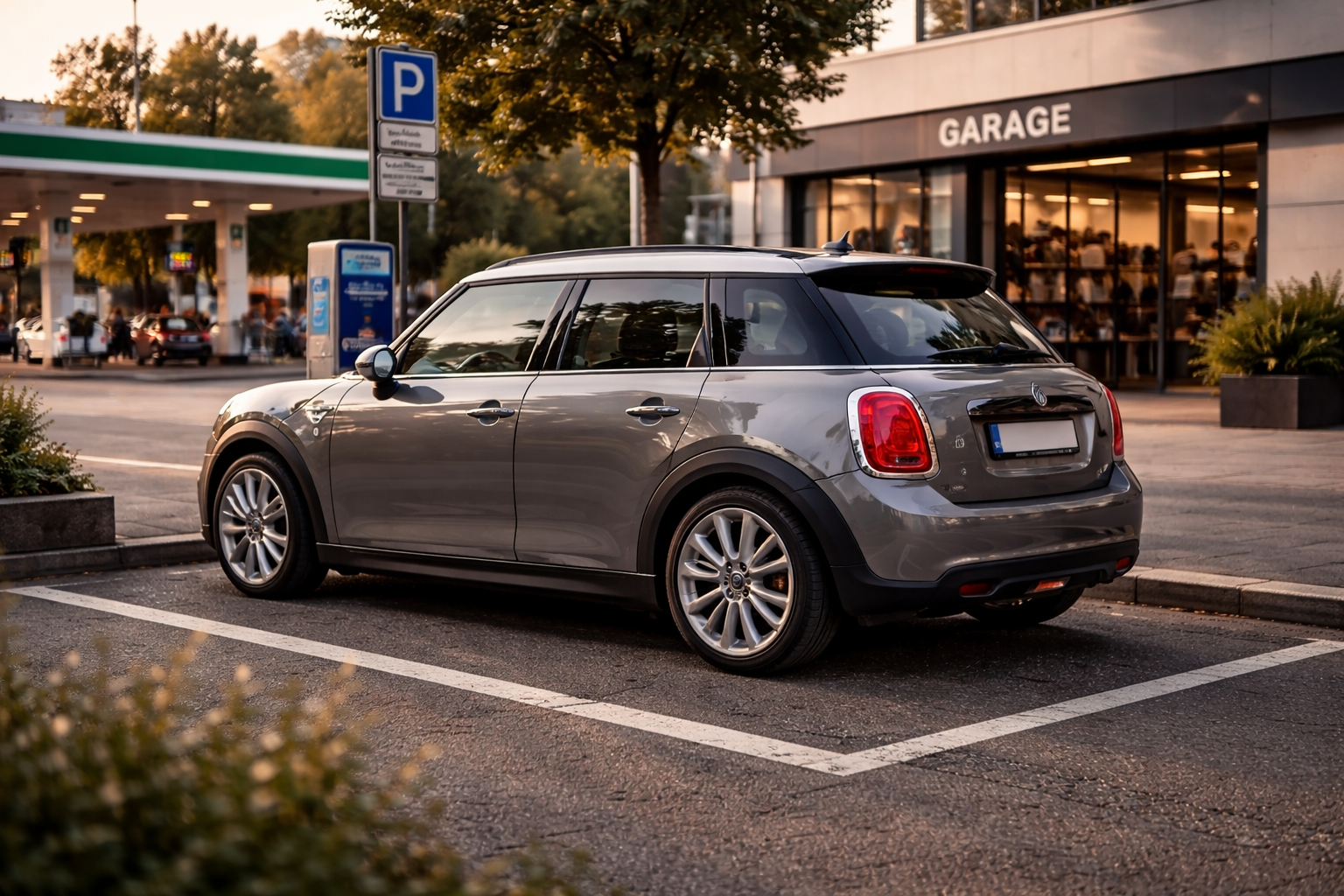 Voiture moderne stationnée en milieu urbain illustrant le coût réel d’une automobile en 2026, entre usage quotidien, carburant, assurance et entretien