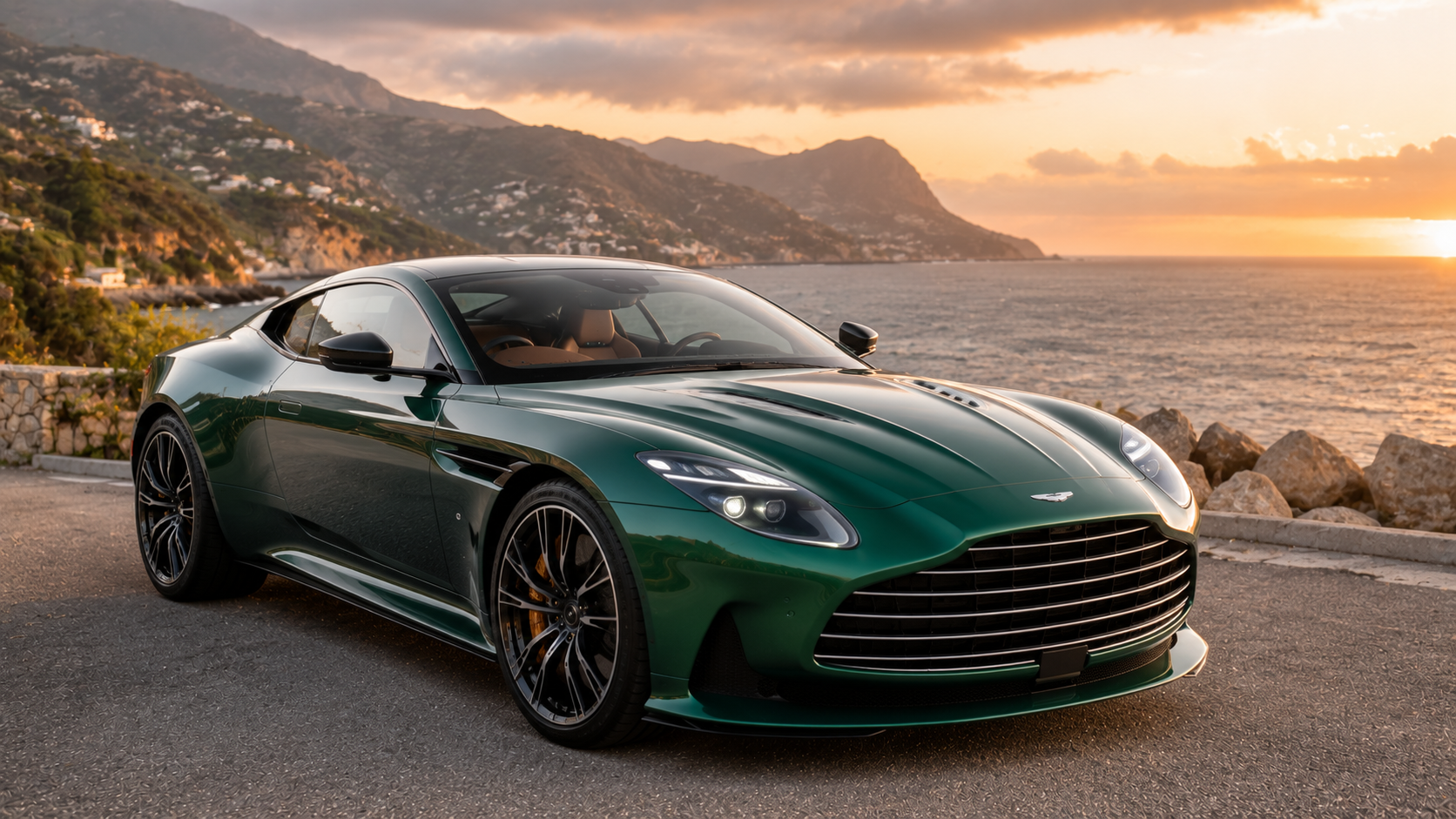 Aston Martin DB12 Aston Martin DB12 vert émeraude stationnée sur une route côtière britannique au coucher du soleil, avec vue sur les falaises et l’océan, dans une ambiance luxueuse et photoréaliste.