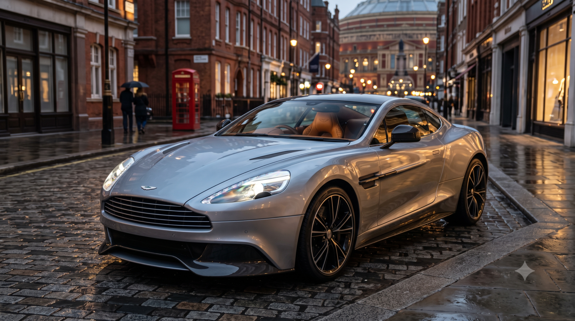 Aston Martin Vanquish Aston Martin Vanquish argentée stationnée sur une rue pavée humide à Londres